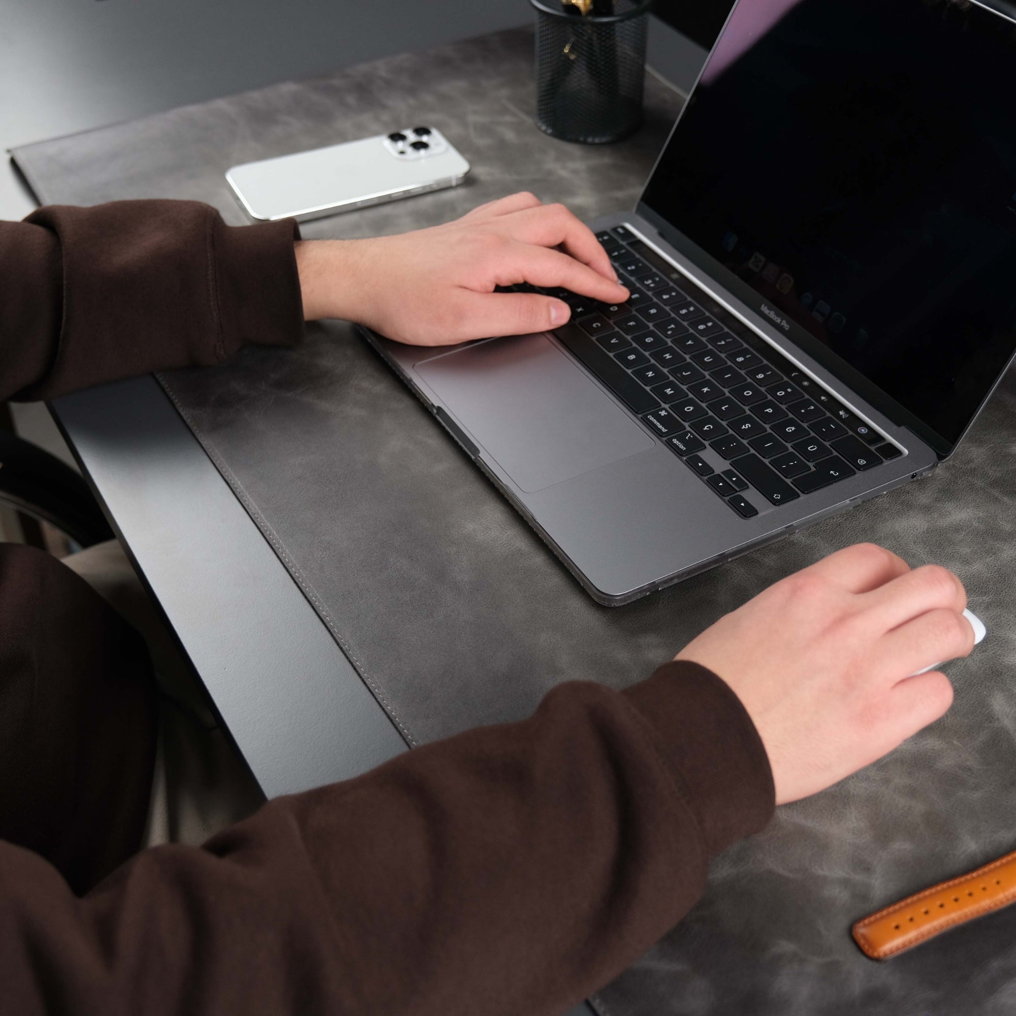 The Toronata | Industrial Grey Full-Grain Leather Desk Pad