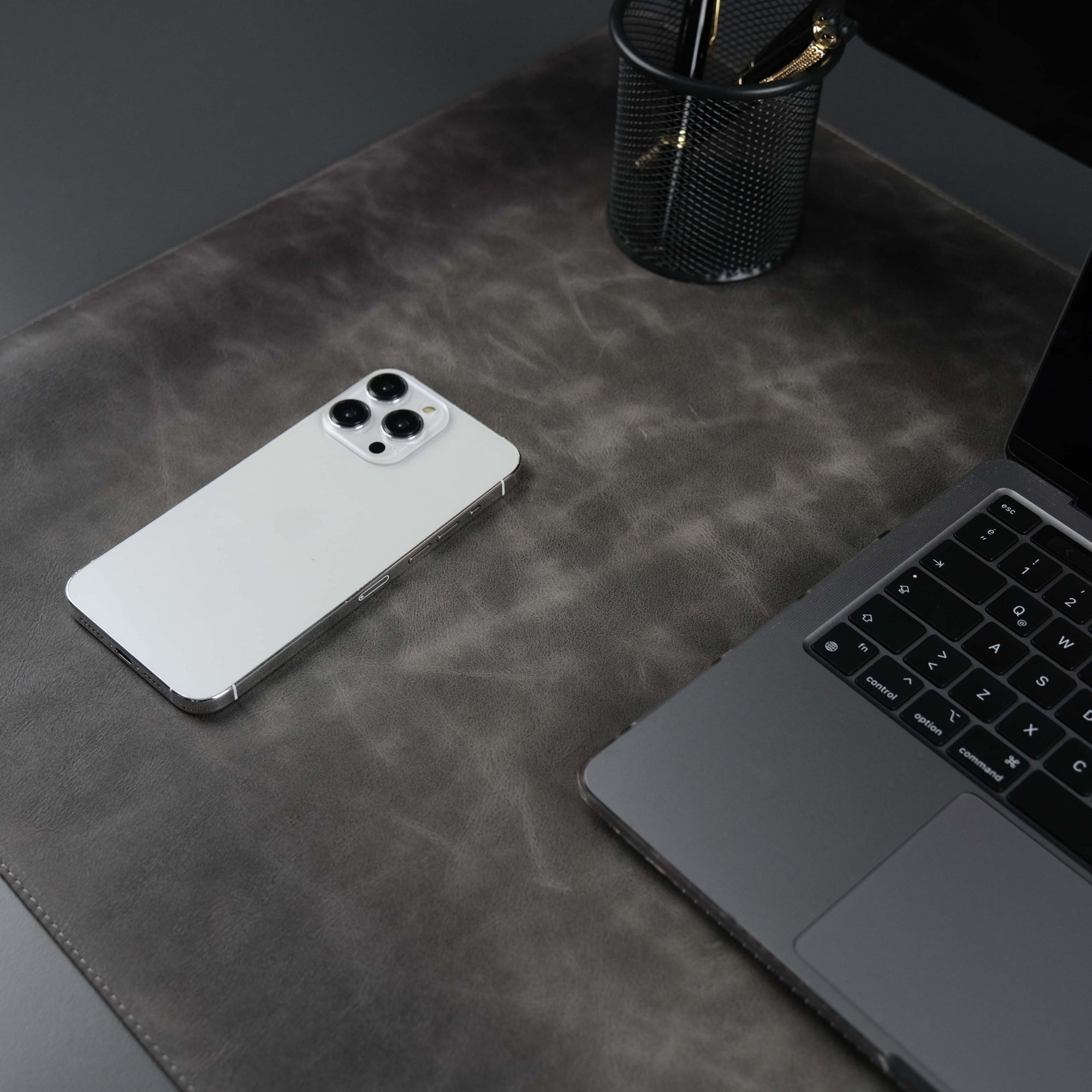 The Toronata | Industrial Grey Full-Grain Leather Desk Pad